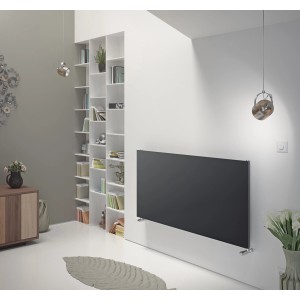 Anthrazitfarbener Ximax Raumheizkörper P1 Plan Horizontal (595x1200mm, 609W) an weißer Wand.