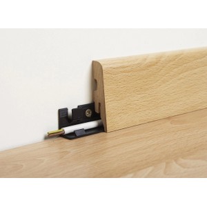 Sockelleiste Eiche, 60 mm hoch, mit Clip-Befestigung und Kabelkanal.