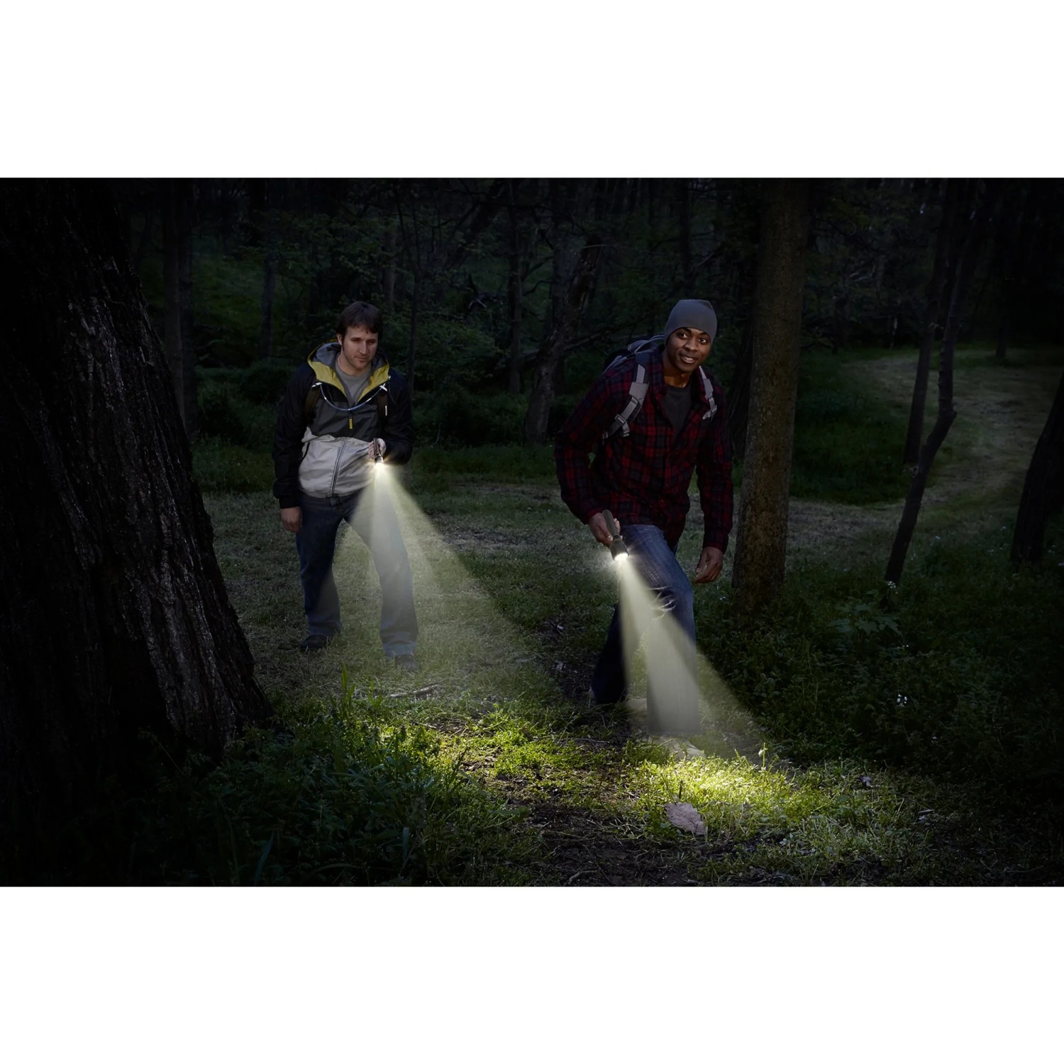 Zwei Personen mit Energizer Vision HD Metall Taschenlampen im Wald.