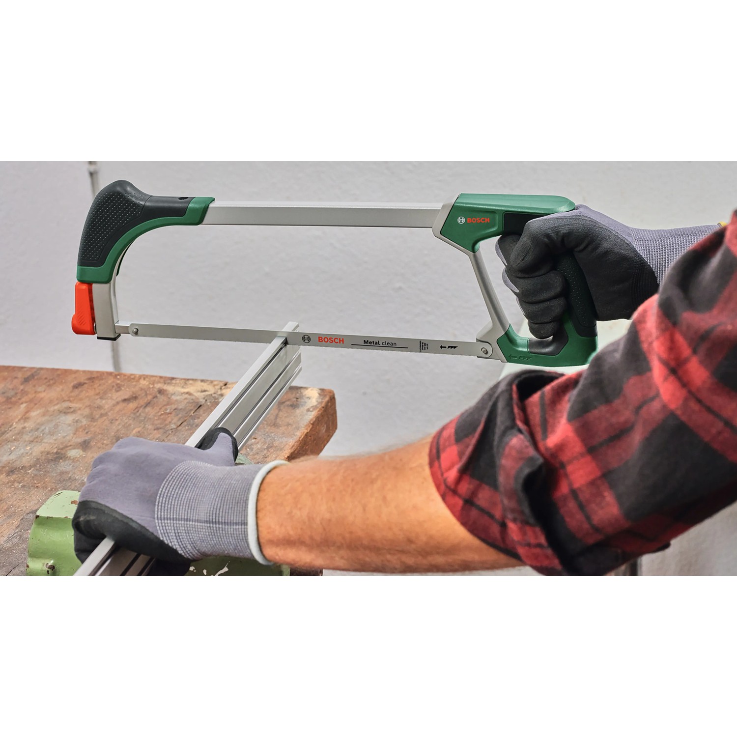 Bosch Bügelsäge mit 300 mm Sägeblatt im Einsatz beim Sägen eines Metallprofils.