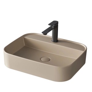 Emke Aufsatzwaschbecken, mattbeige, abgerundet rechteckig, Keramik, mit schwarzem Wasserhahn. Modernes Bad.