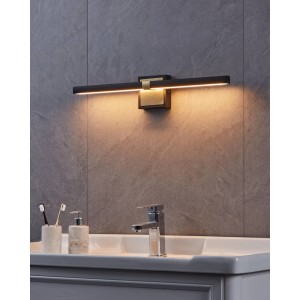 Moderne Eglo LED-Wandleuchte Peguera, 60 cm, schwarz-messingfarben, montiert über einem Waschbecken im Badezimmer.