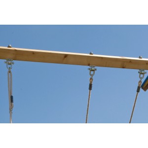 Schaukelhaken Winnetoo Safety am Schaukelbalken mit Seilen. Sichere Aufhängung für Gartenspielgeräte.