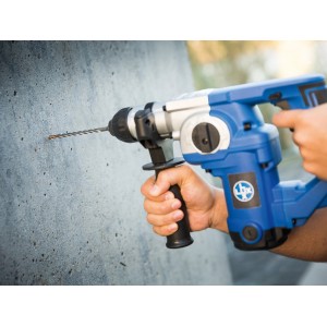 LUX Hammerbohrer Comfort SDS-Plus bohrt in Betonwand, Bohrer Ø 8 mm.