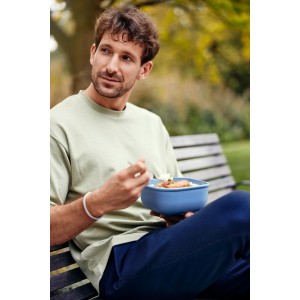 Mann isst aus einer blauen Rotho Frischhaltedose Ela 1 l im Freien.