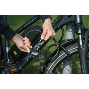 Fischer Spiralschloss (180 cm) sichert Fahrrad an Laterne. Inkl. Schlüssel.