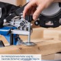 Detailaufnahme: Werkstückniederhalter der Scheppach HM216 Kapp-, Zug- und Gehrungssäge im Einsatz.