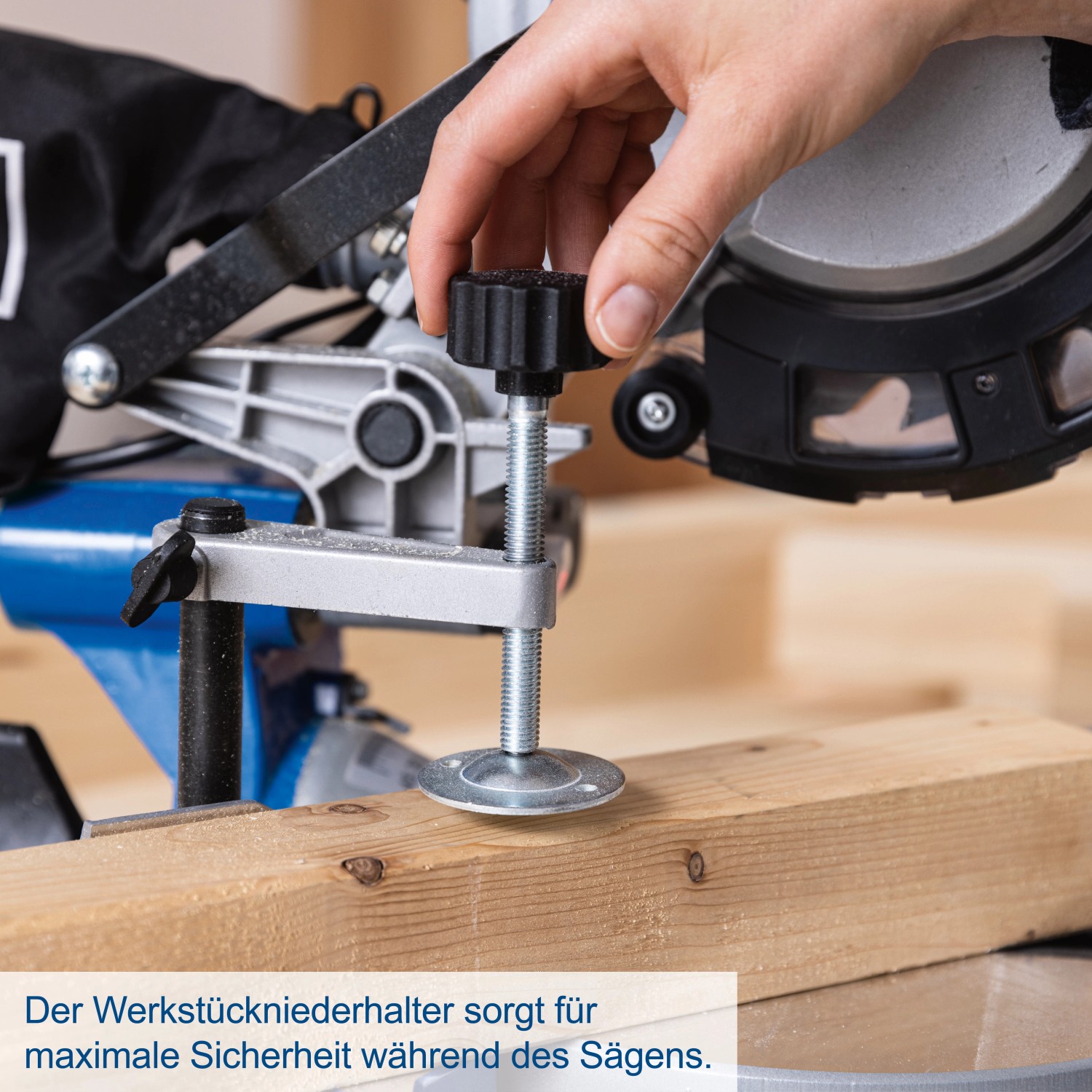 Detailaufnahme: Werkstückniederhalter der Scheppach HM216 Kapp-, Zug- und Gehrungssäge im Einsatz.