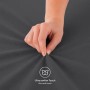 Hand berührt dunkelgraues Jersey Spannbettlaken aus Baumwolle, betont den weichen, elastischen Stoff.