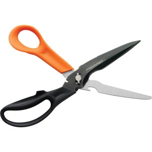 Fiskars Mehrzweckschere Cuts+More mit orangefarbenem Griff und Drahtschneider.