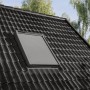 Velux Solar-Rollladen SSL, 55x70 cm, Alu, auf einem Dachfenster montiert.