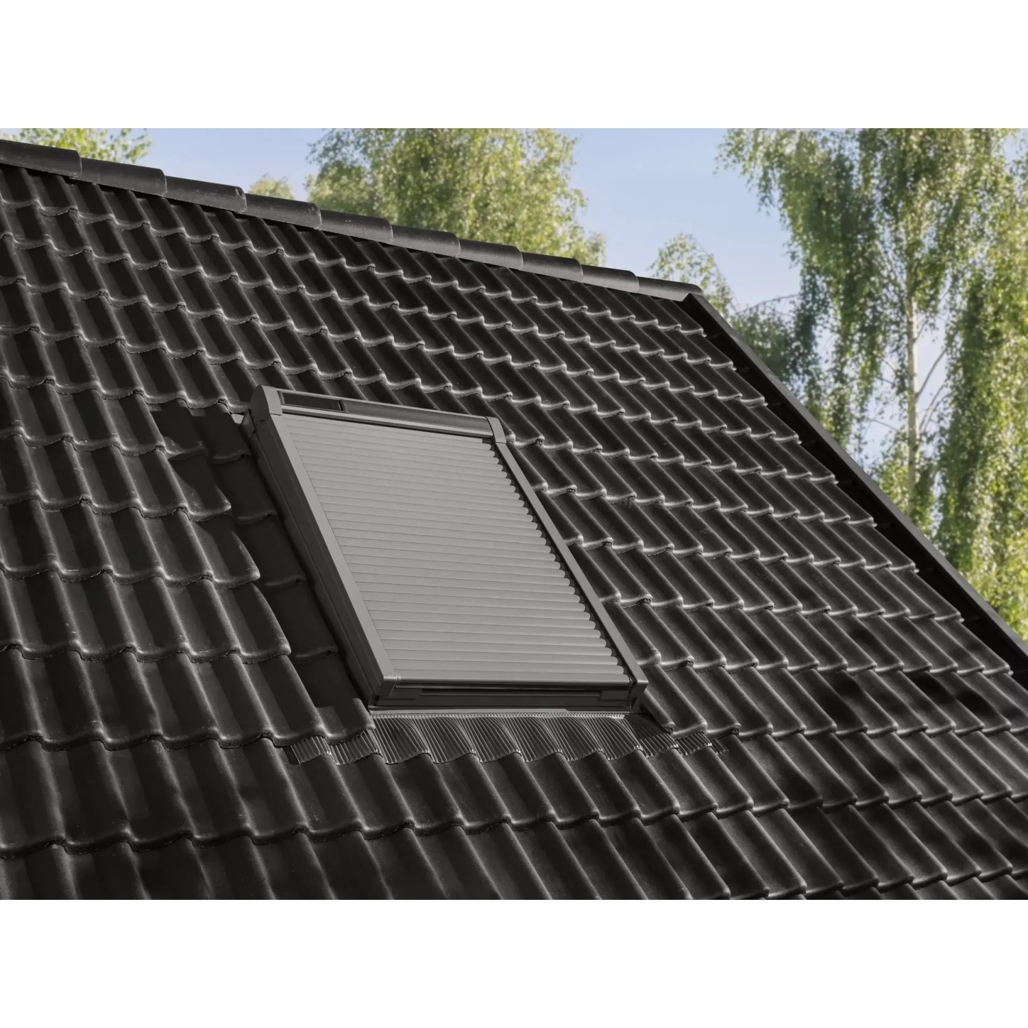 Velux Solar-Rollladen SSL, 55x70 cm, Alu, auf einem Dachfenster montiert.