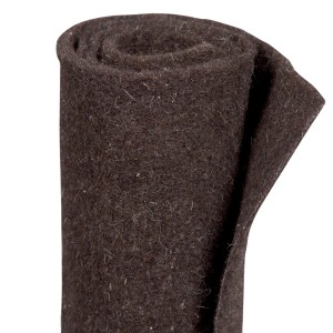 Dunkelbraune Videx Garden Schafwollmatte, zusammengerollt, für den Winterschutz im Garten.
