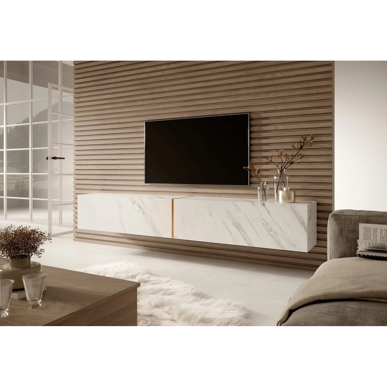 Modernes Selsey TV-Hängeboard Bisira in weißer Marmoroptik mit goldenem Einsatz, schwebend im Wohnzimmer.