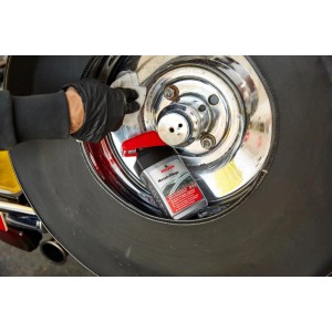 Nigrin Metall-Pflege 300ml beim Reinigen einer Felge. Autopflege für glänzende Metalle.