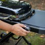 Weber Traveler Camping-Gasgrill, 1 Brenner, Schwarz. Mobiler Grill mit Rollwagen und Seitentisch.