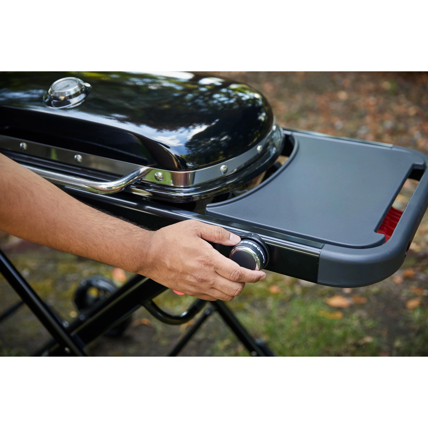 Weber Traveler Camping-Gasgrill, 1 Brenner, Schwarz. Mobiler Grill mit Rollwagen und Seitentisch.