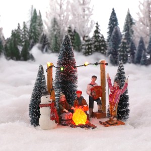 Beleuchtete Skipiste als Weihnachtsdeko mit Figuren, Lagerfeuer und Schneemann. Batteriebetrieb.