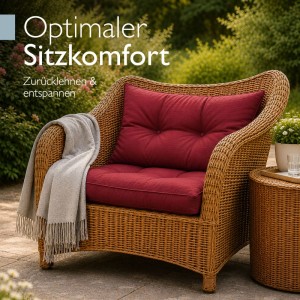 Rotes Beautissu Lounge Kissen Set XLuna in Rattan-Sessel auf Terrasse. Komfortable Sitz- und Rückenkissen für Gartenmöbel.