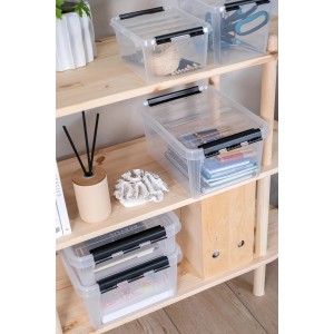 Transparente SmartStore Aufbewahrungsbox Classic 14 l mit Deckel und schwarzen Clips auf einem Holzregal.