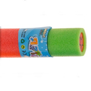 Farbiger Schaumstoff-Wassershooter, rot-grün, mit blauem Etikett. Für Spiel & Spaß im Pool oder Garten.