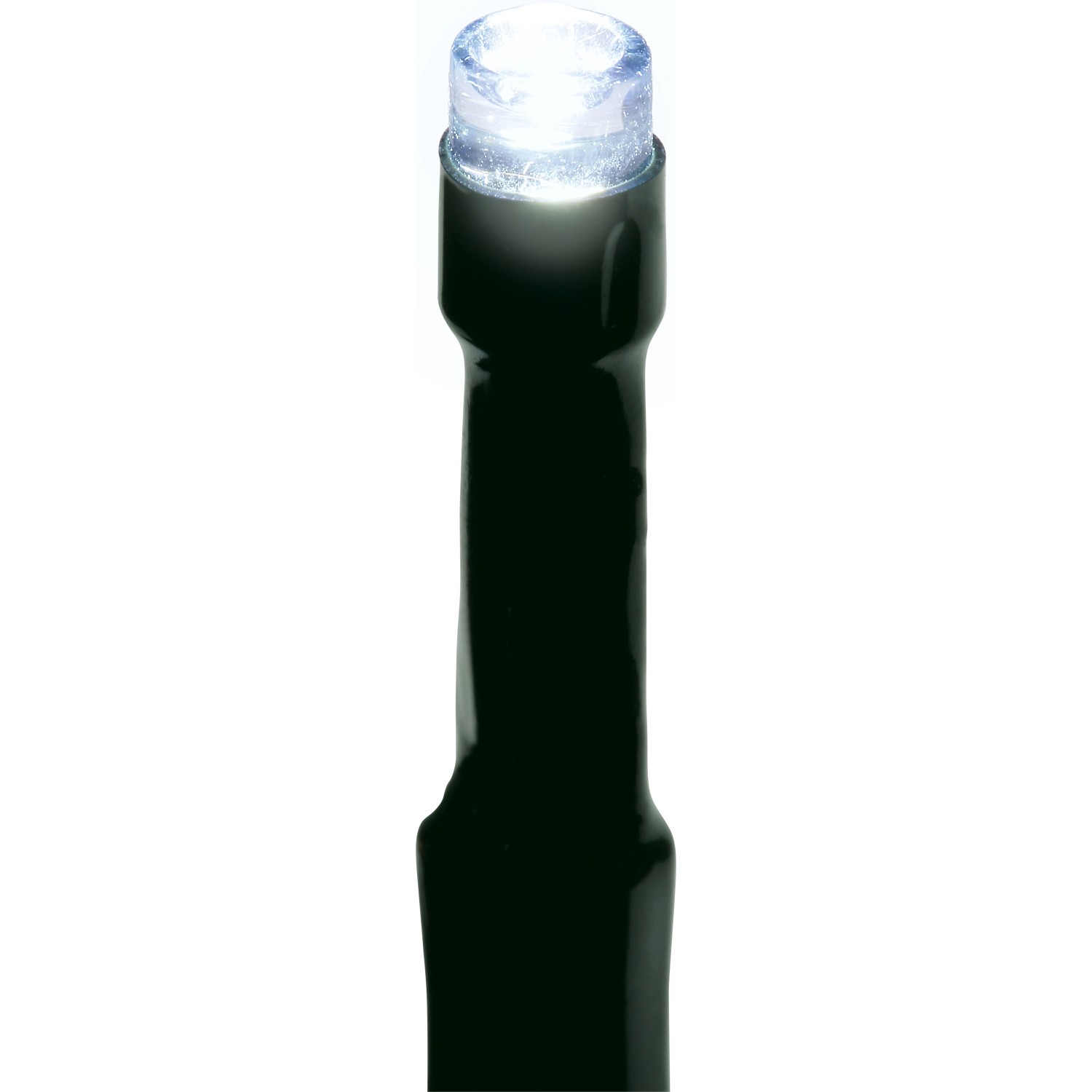 Detailansicht einer OBI LED-Lichterkette: Leuchtende kaltweiße LED mit transparentem Gehäuse am grünen Kabel. Für Außenbeleuchtung.