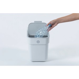 Weißer Curver Mülleimer (20 l) mit geöffnetem Deckel, in den eine Plastikflasche geworfen wird.