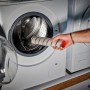 Einhell Bürstenwalze für Hartbodenreiniger wird in die Waschmaschine gelegt.
