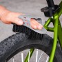 Eufab Fahrrad-Pflegeset: Reifenbürste im Einsatz zur Reinigung eines Fahrradreifens.