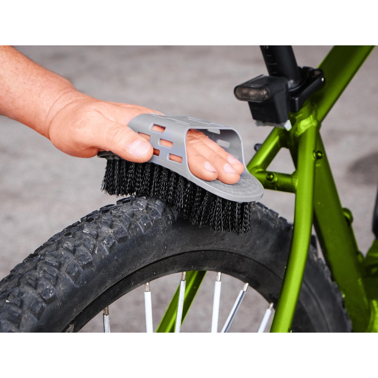 Eufab Fahrrad-Pflegeset: Reifenbürste im Einsatz zur Reinigung eines Fahrradreifens.