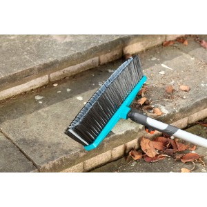 Gardena Combisystem Straßenbesen mit Kratzkante zum Entfernen von Schmutz und Laub.