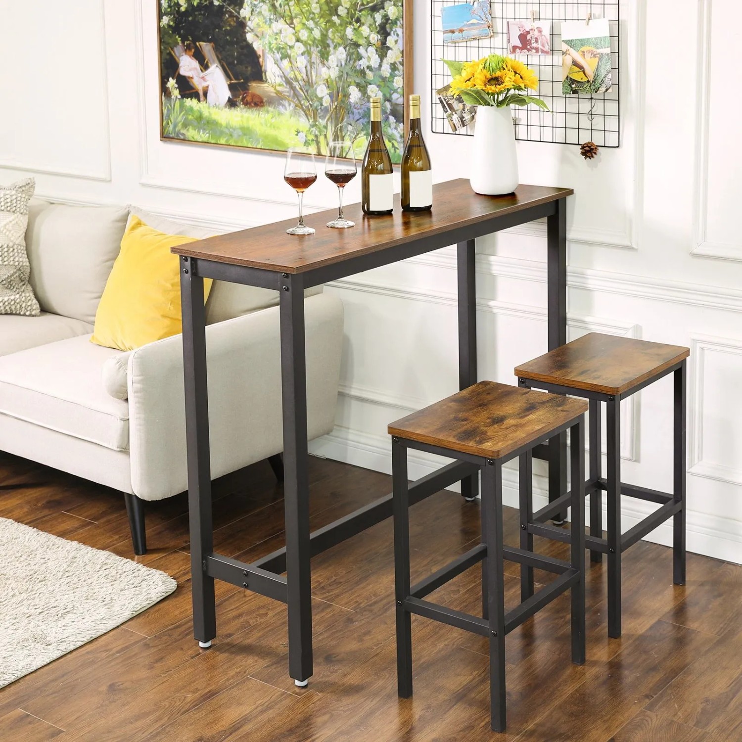 Vasagle Bartisch-Set in Braun-Schwarz (120x40x100 cm) mit zwei Barhockern im Wohnzimmer.