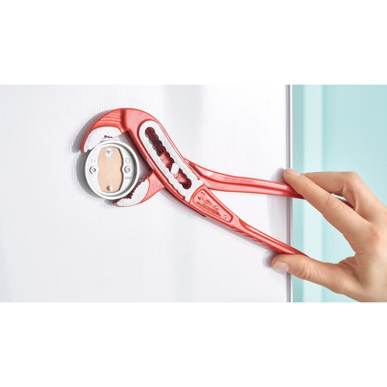 Montage des tesa LOXX Toilettenrollenhalters mit einer Rohrzange an der Wand.