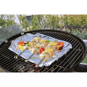 Jamestown Schaschlikspieße mit Garnelen, Gemüse und Zitrone auf Grill.