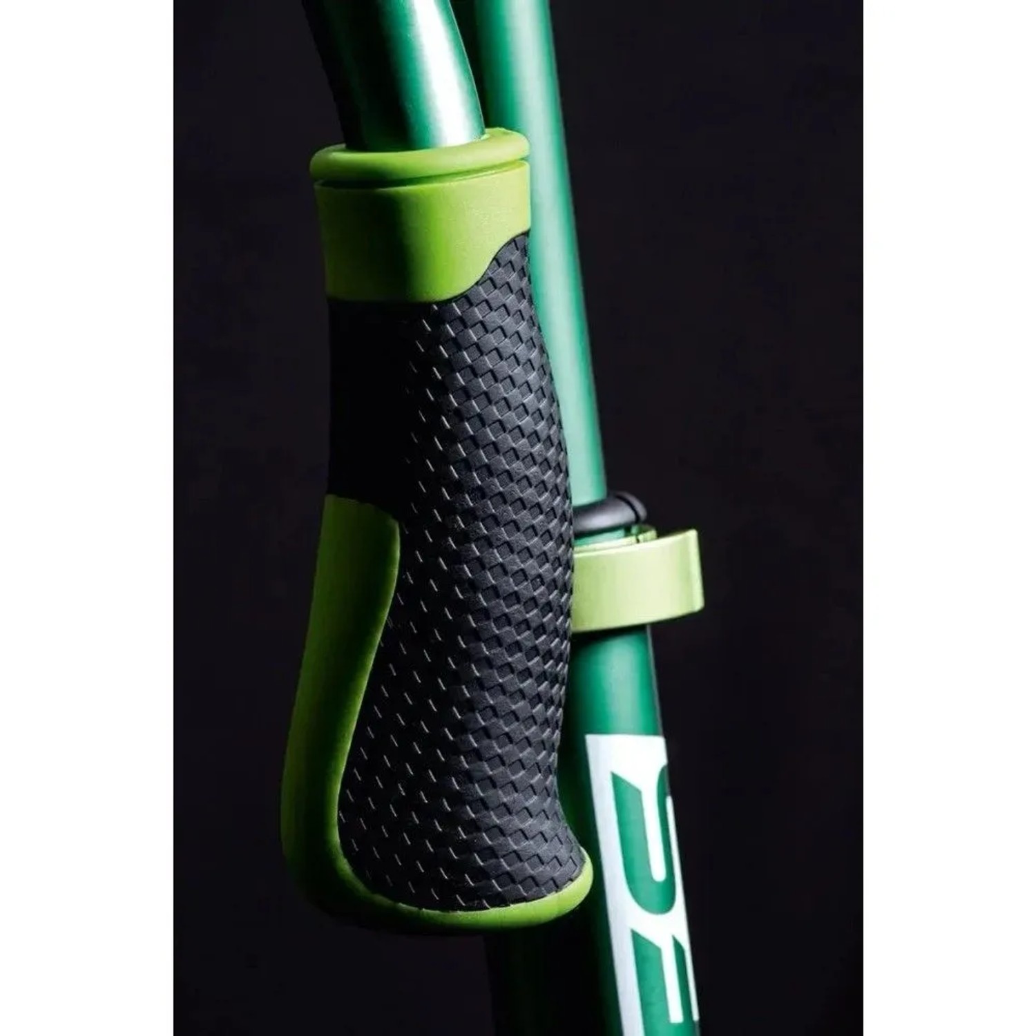 Grüner Six Degrees Aluminium Scooter Lenker mit schwarzen, ergonomischen TPR-Griffen und Anti-Vibrations-Klemme.