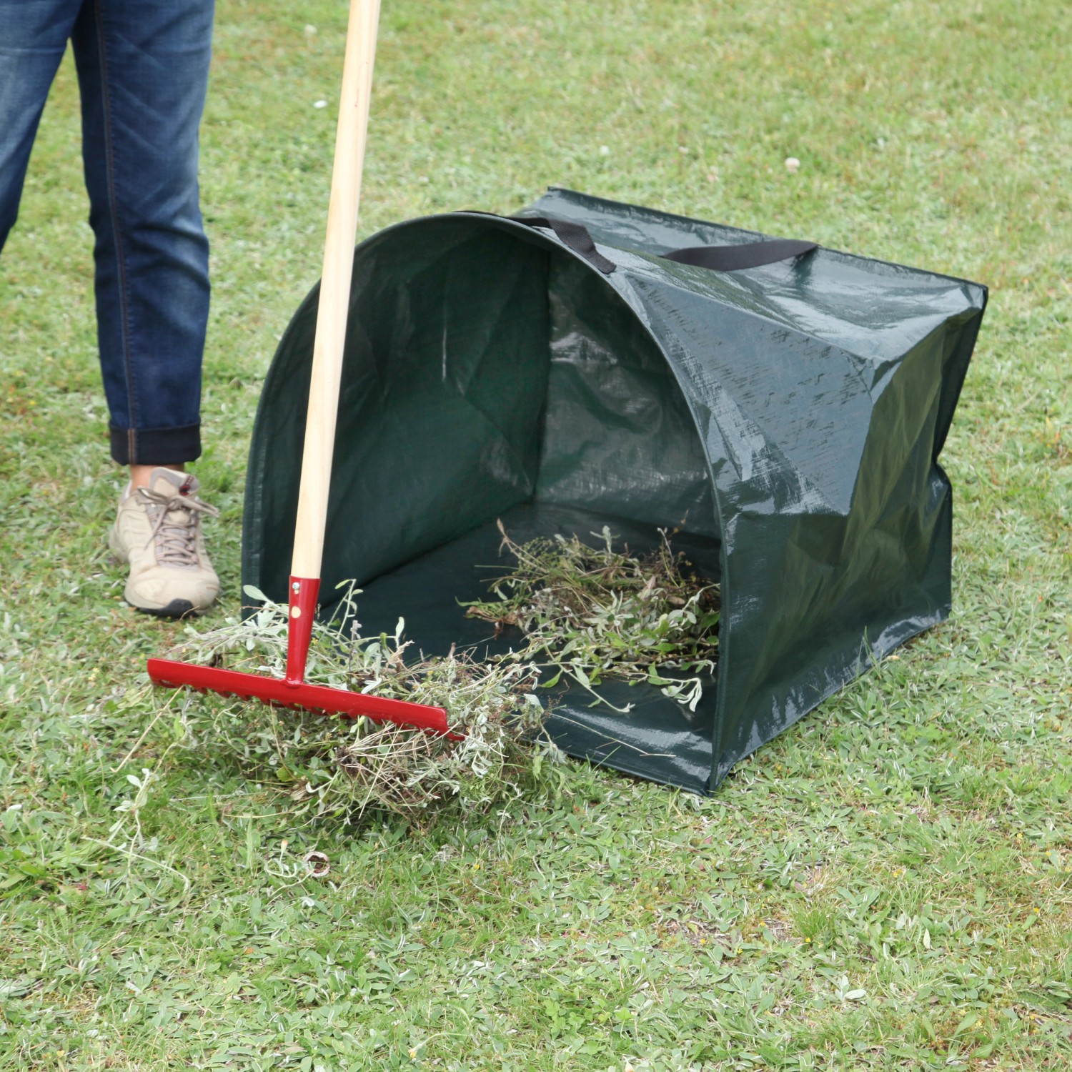 Gartenabfallsack Easy mit Kehrkante beim Befüllen mit einer Harke. Praktischer Gartenhelfer.