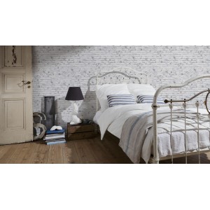 Schlafzimmer mit weißer Vliestapete New England 2 in Klinkeroptik.
