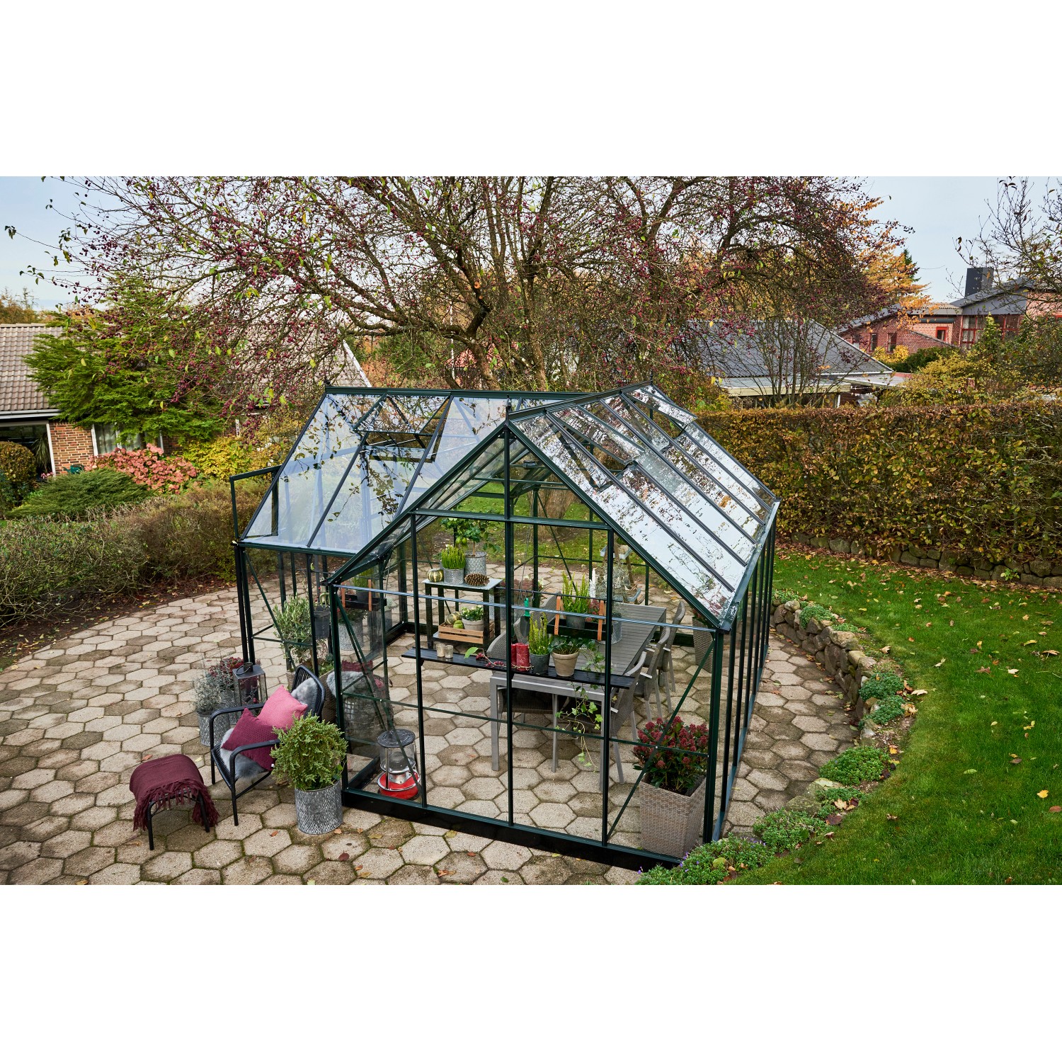Halls Gewächshaus Garden Room, 12,9 m², grüne Aluminiumstruktur mit Sicherheitsglas, im Garten.