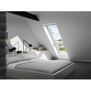 Velux Dachfenster Zusatzelement GIU SK34, Polyurethan, 114x92 cm, in hellem Dachzimmer.