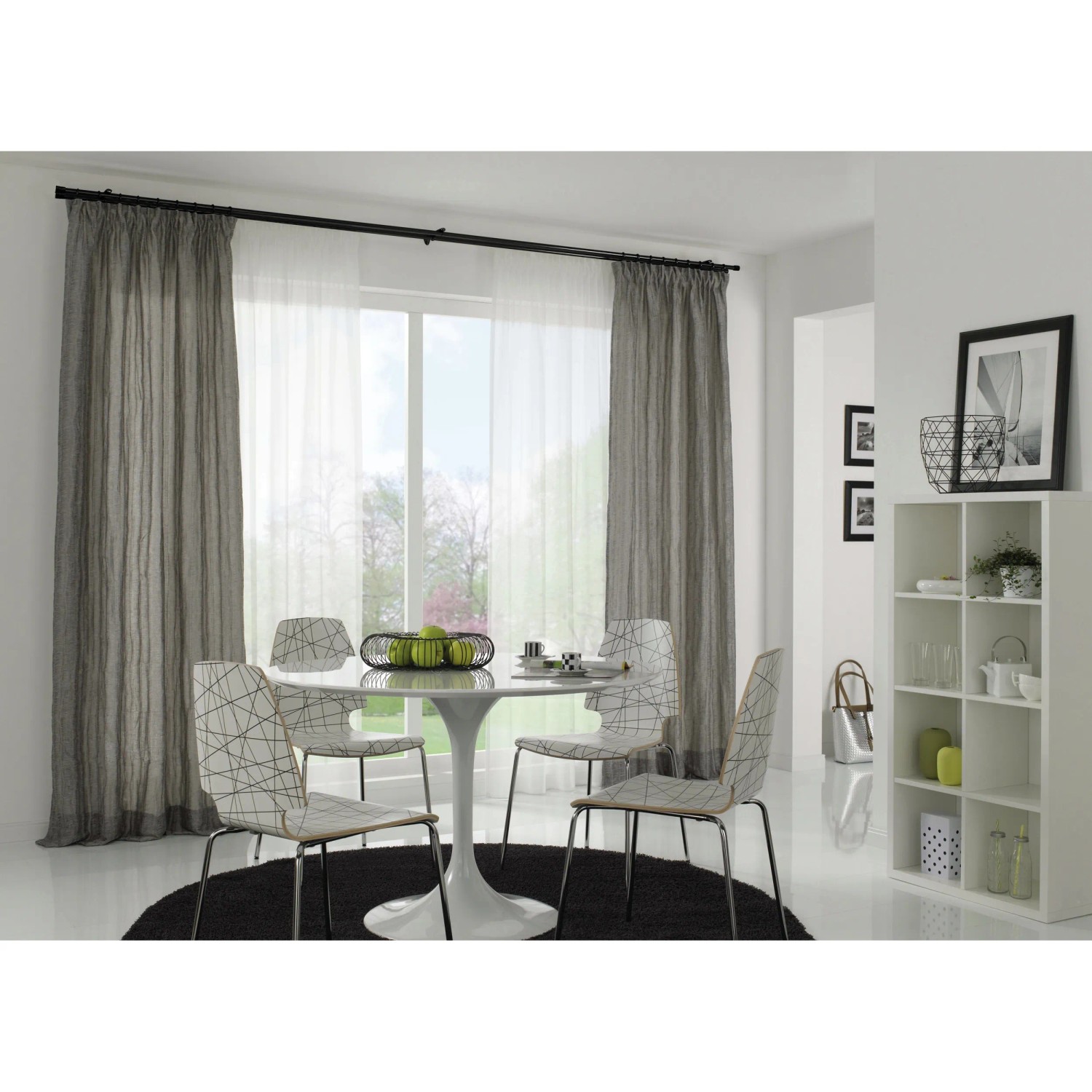 Schwarze Gardinenstange Chicago (Ø 20 mm, 200 cm) von Gardinia vor Fenster mit Vorhängen.