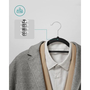 Songmics Kleiderbügel Set, 50-teilig, Samt, schwarz-silber, mit Hemd und Jacke am Bügel.