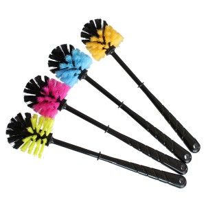 Bürstenmann WC-Bürsten mit schwarzen Griffen und bunten Borsten in Gelb, Pink, Blau und Orange.