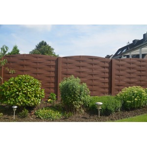 Betonzaun in Nussbaum mit Acrylfarbe (5 l) von Beckers. Sichtschutzzaun mit Flechtmuster.