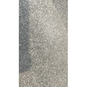 Anthrazitfarbene Wigasil Fensterbank aus Naturstein mit Wasserrille.