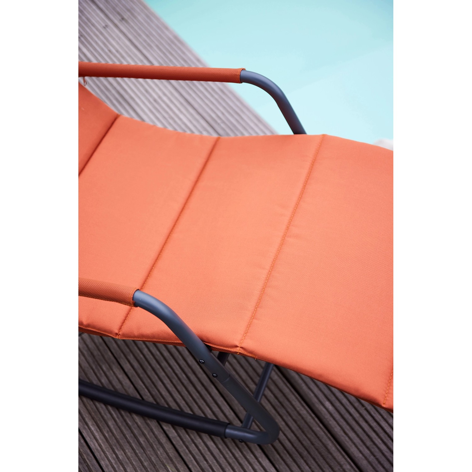 Detailansicht: Rote Siena Garden Schaukelliege Aliano mit anthrazitfarbenem Gestell.