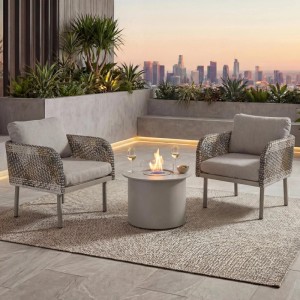 MCW Poly-Rattan Garnitur mit Tischkamin und creme-beigen Stoffbezügen. Gartenmöbel-Set mit zwei Stühlen.