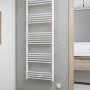Weißer Schulte Handtuchwärmekörper (691 W) steckerfertig an Wand montiert.