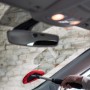Autoscheibenreiniger mit Teleskopstiel und rotem Mikrofaser-Pad im Einsatz zur Reinigung der Windschutzscheibe.