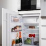 Geöffneter Kühlschrank der Respekta Premium Winkelküche mit Lebensmitteln.