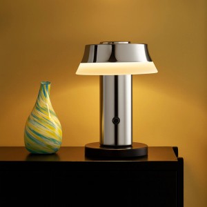 Brilliant LED Tischleuchte Kinich 15cm Chrom, kabellos, dimmbar, mit warmweißem Licht auf dunklem Tisch.